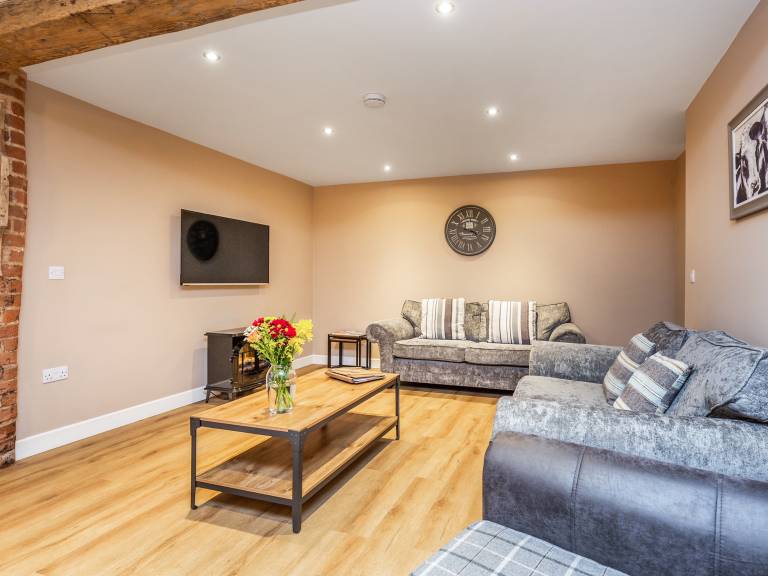 Cottage with garden, grill & hot tub | River view — photo 2