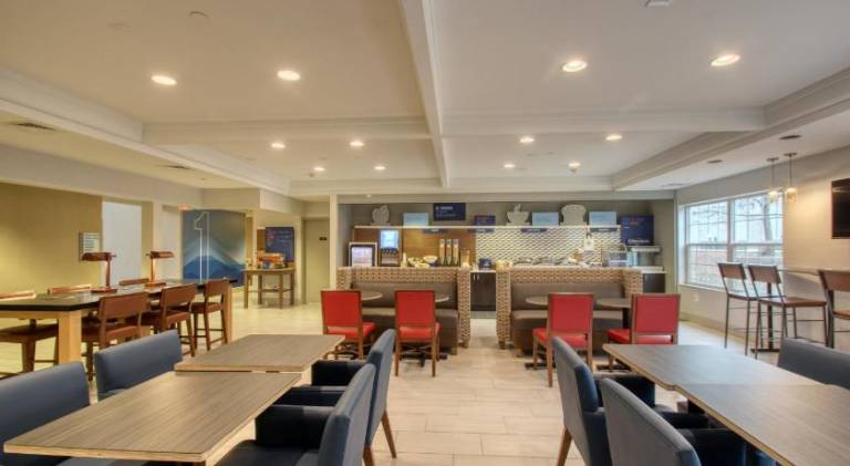 Holiday Inn Express Hotel & Suites Oshkosh - State Route 41 By IHG — photo 2