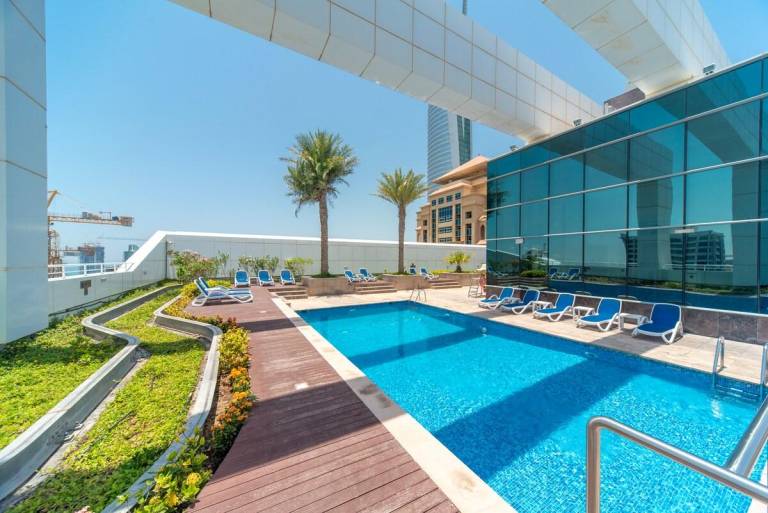 Apartment with pool in Abu Dhabi