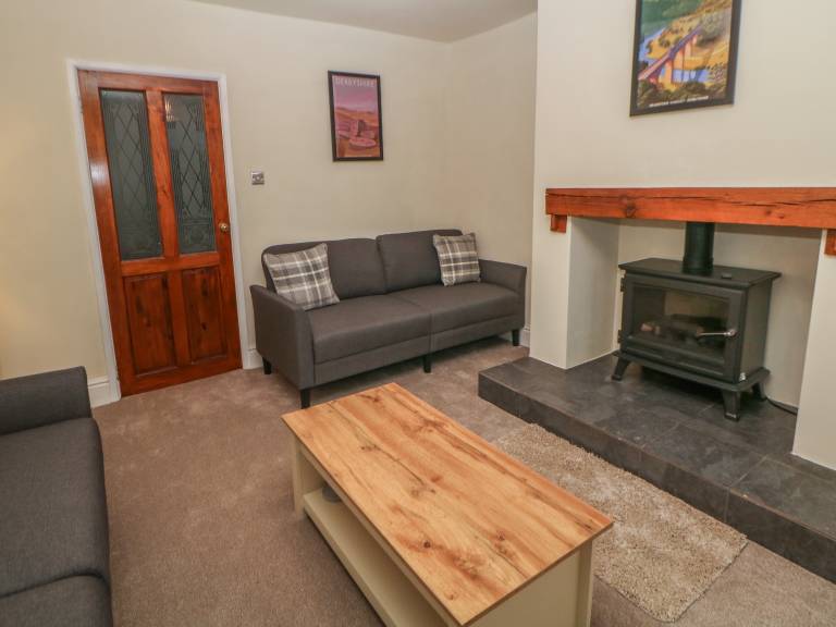 Cottage with yard — photo 4