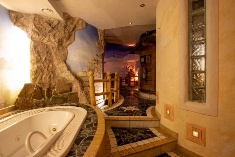 Apartment with jacuzzi, sauna & patio — photo 4