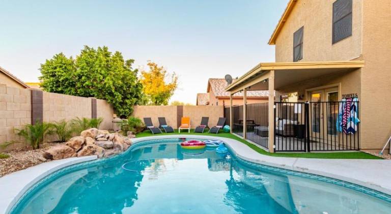 House with pool — photo 4