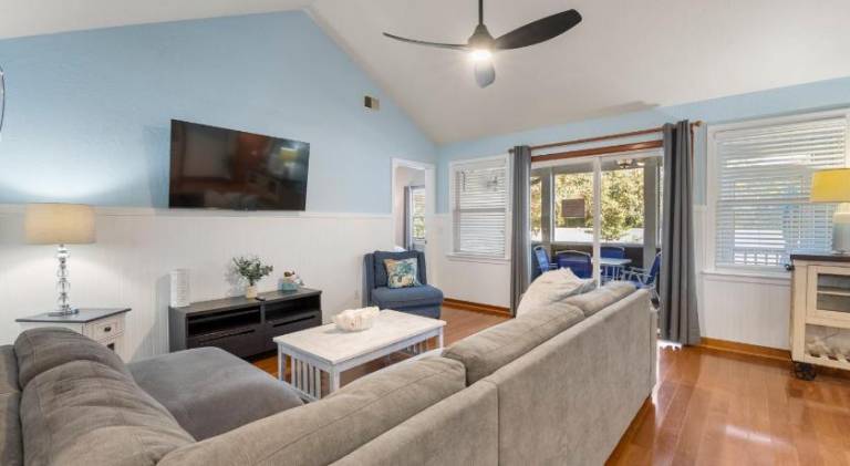 House with hot tub | Pet-friendly — photo 2