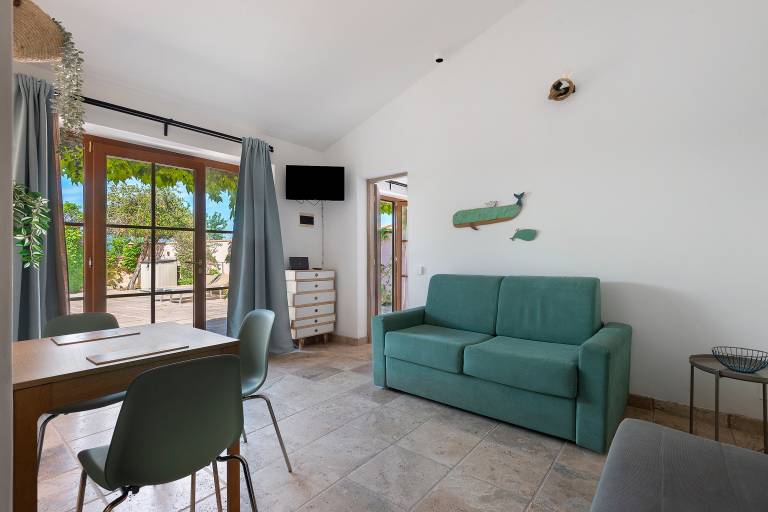 Charming vacation home with terrace, fast internet & yard | Garden view | Pets are welcome — photo 3