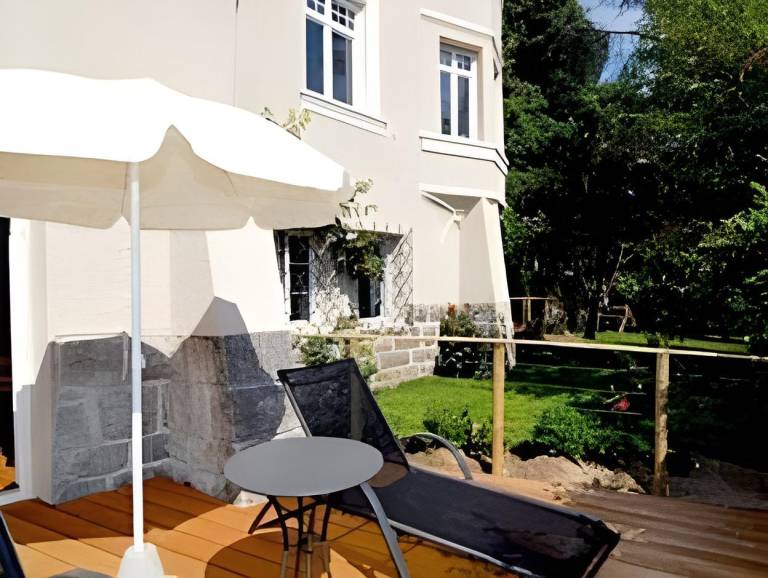 Serviced apartment with yard, pool & patio | Perfect for remote work in Marlengo