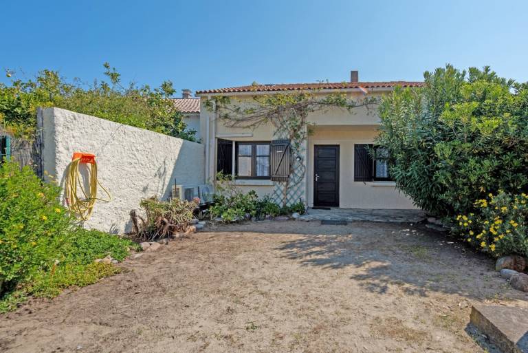 Fully equipped beautiful villa with patio, grill & yard | Garden view | Beach nearby | Pets are welcome — photo 2