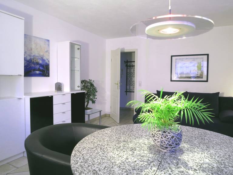 Nice rental apartment with yard, fast internet & patio | Garden view | Pets allowed — photo 2