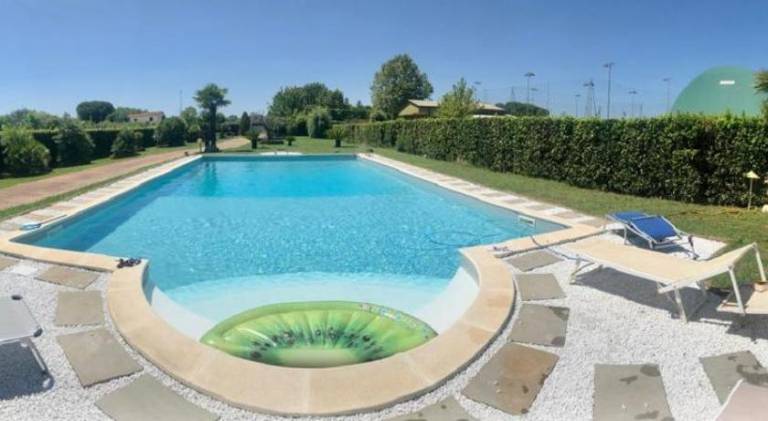 Villa with pool — photo 4