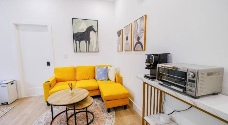 Adorable Modern Master Bedroom near Colleges and K town