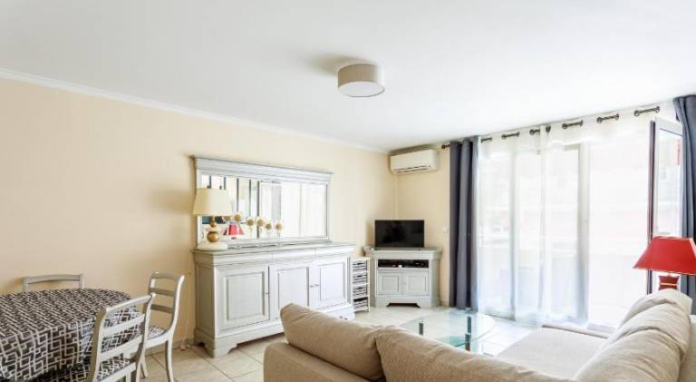 Rental apartment with patio | Suitable for remote work in Biot