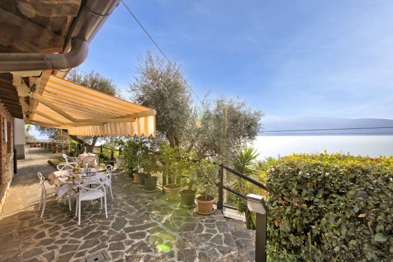 Blu Lavanda Lakeview Terrace Garden
