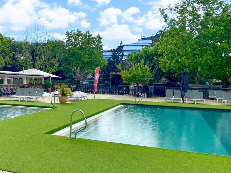 Children-friendly mobile home with heated pool & patio | Pets allowed in Fréjus