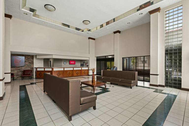 Red Roof Inn & Suites Newnan — photo 3