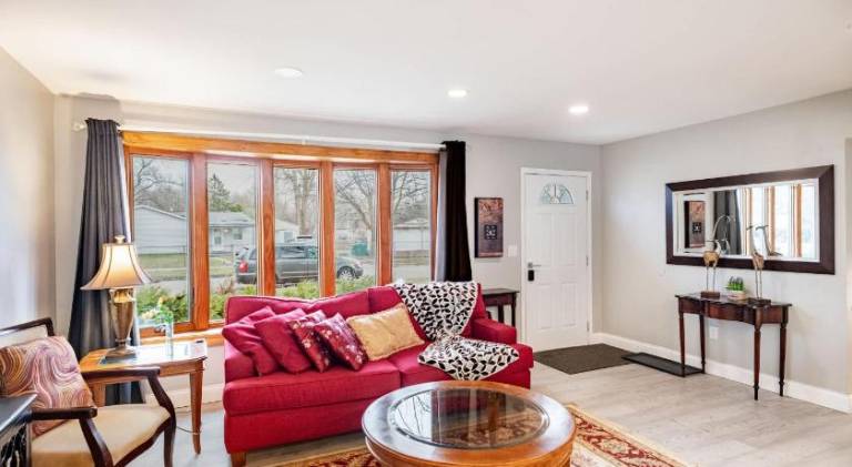 House with 3 rooms for 5 persons in Romulus, MI