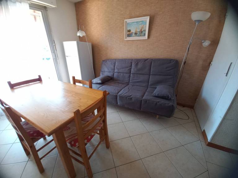 Studio for 4 in Bormes. Pets allowed, parking. Beach 200m away. — photo 2