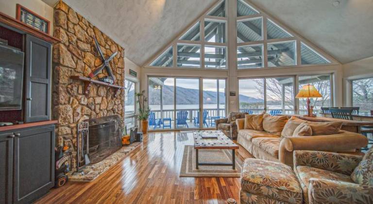 Charming vacation home with hot tub | Pets allowed — photo 3