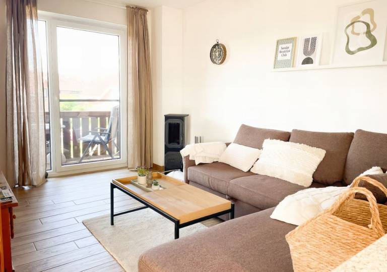 Moderne Ferienwohnung mit Balkon, Kaminofen und Privatparkplatz in Lemkenhafen — photo 3