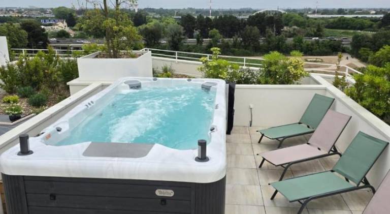 Apartment with private pool, hot tub & BBQ — photo 3
