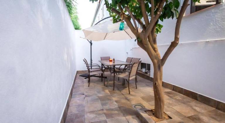 Holiday apartment with patio & garden — photo 5