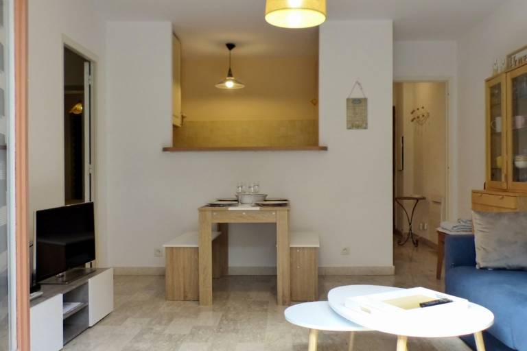 Rental apartment with patio — photo 2
