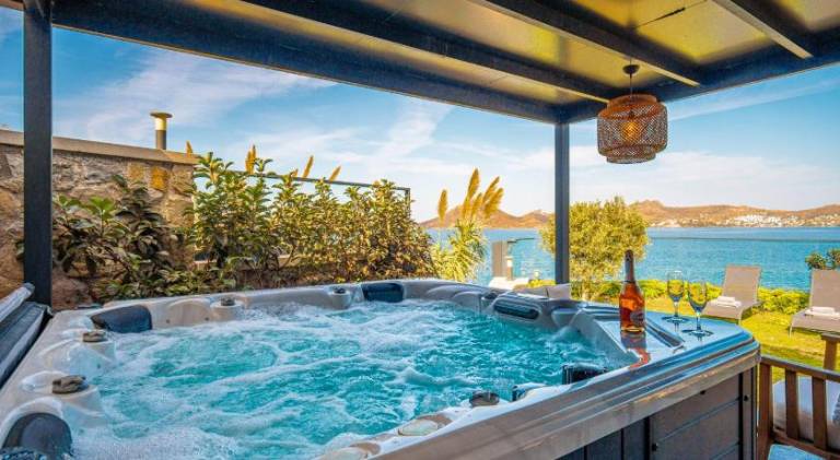 Villa with hot tub in Mugla