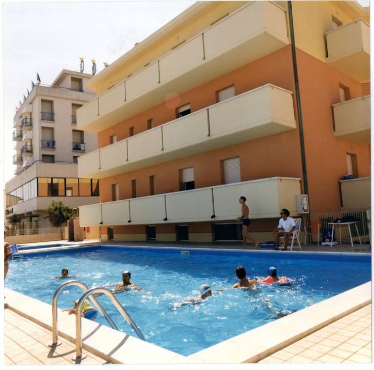 Rental apartment with hot tub & pool — photo 3