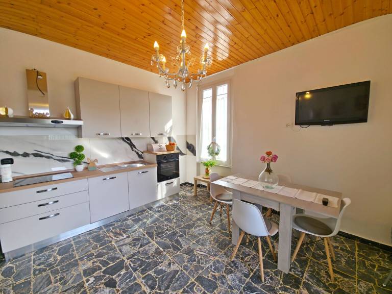 Children-friendly villa with terrace, BBQ & yard | Pets allowed — photo 3