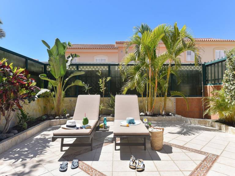Holiday apartment with yard, BBQ & patio — photo 5