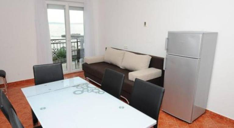 Apartment with patio & garden — photo 4