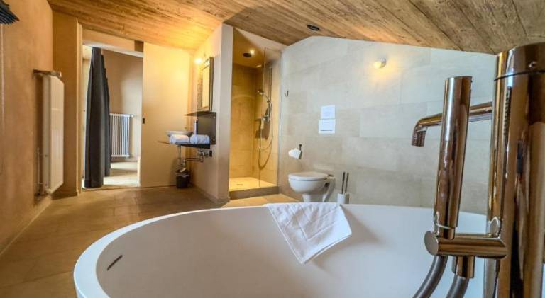 Charming lodge with yard, sauna & patio | Ski nearby | Dogs allowed — photo 4