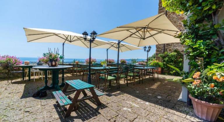 Rental apartment with grill, pool & terrace in Carrara