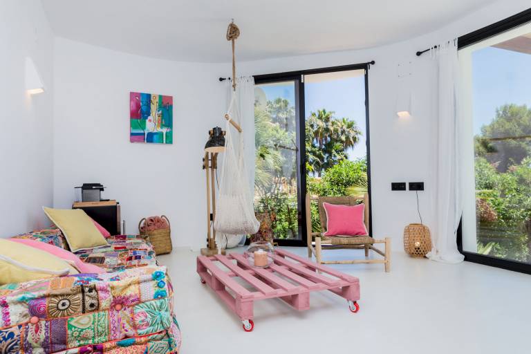 Villa with yard, private pool & terrace — photo 4