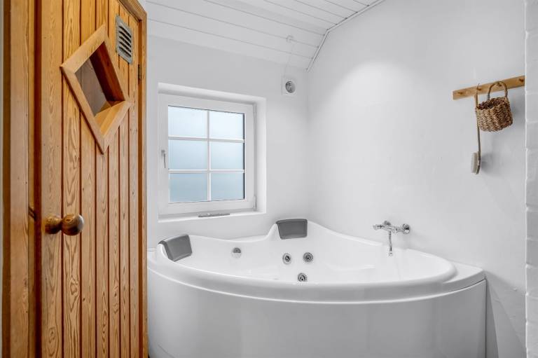 Vacation home with patio, jacuzzi & sauna — photo 3