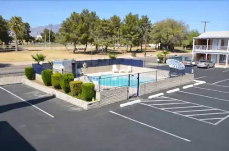 Motel  West University