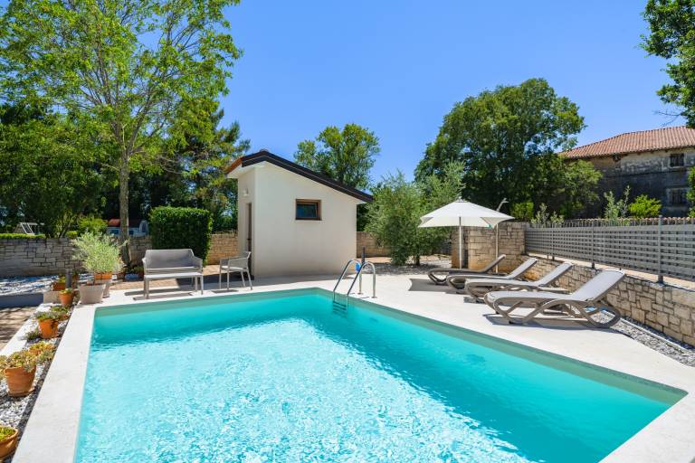Villa with pool, barbeque & terrace — photo 2