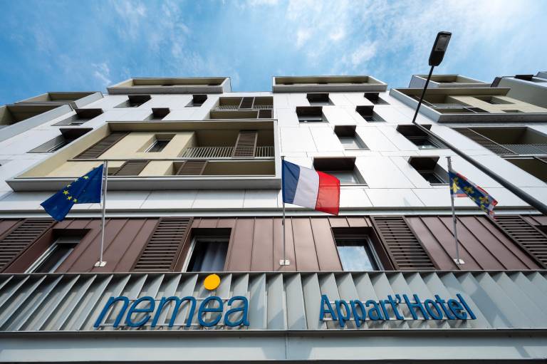 Serviced apartment with pool in Tours