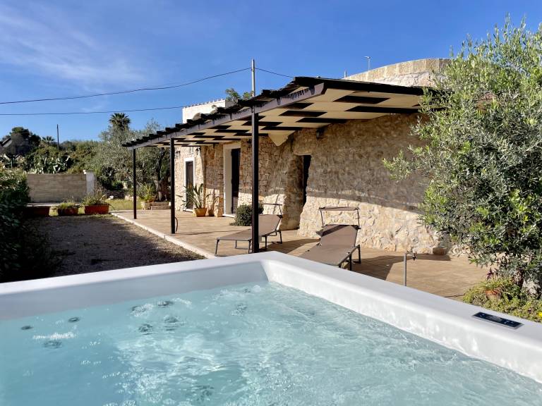 Villa with private pool, barbecue & jacuzzi | Water view — photo 3