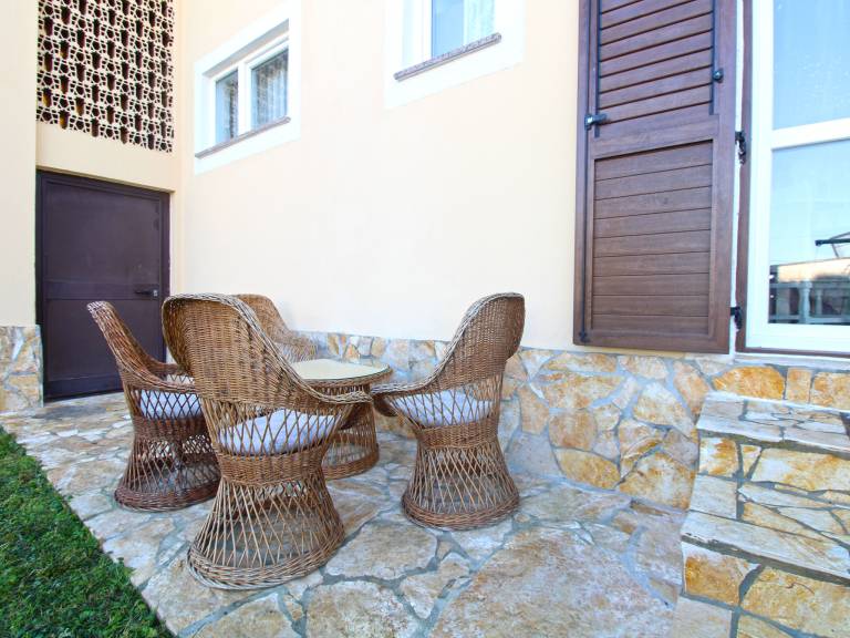 Wonderful rental apartment with patio | Next to the beach | Pets are welcome in Pula