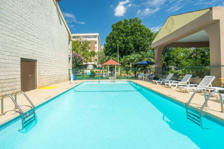 Days Inn by Wyndham Raleigh Midtown — photo 2