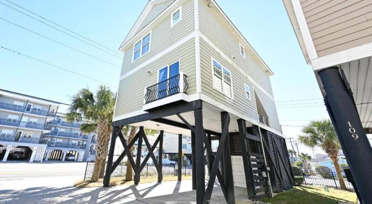 House with 3 rooms for 10 persons in Garden City, SC