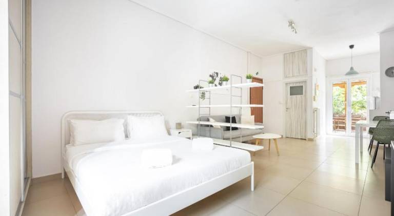 Fully equipped apartment with garden, hot tub & terrace | Next to the beach | Suitable for remote work | Dogs allowed in Glyfada