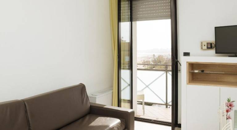 Ample rental apartment with terrace, hot tub & garden | Close to the beach | Suitable for remote work | Pets are welcome — photo 2