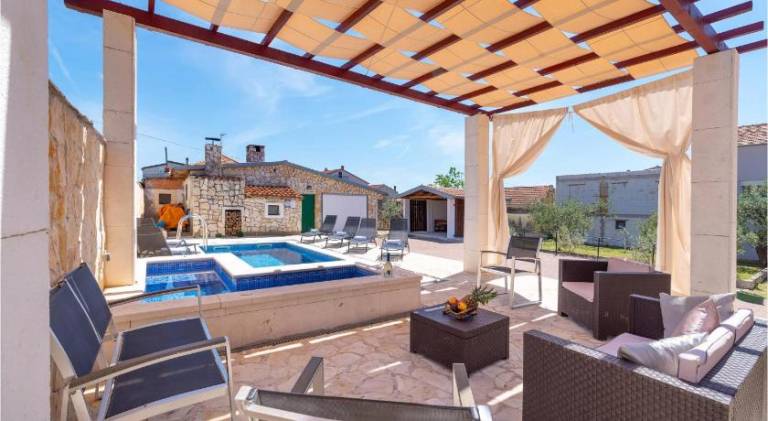 Vacation home with pool & jacuzzi — photo 2