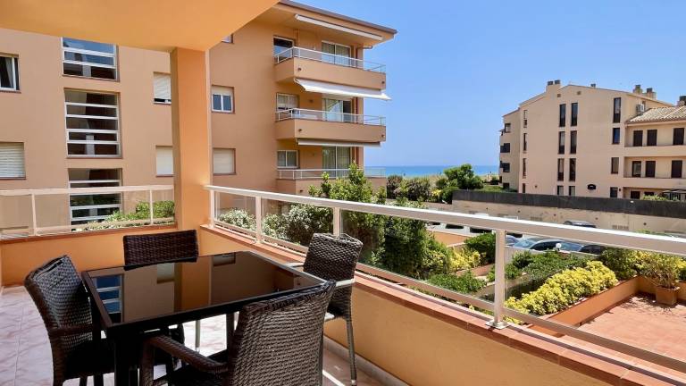 Apartment with terrace, pool & yard — photo 3