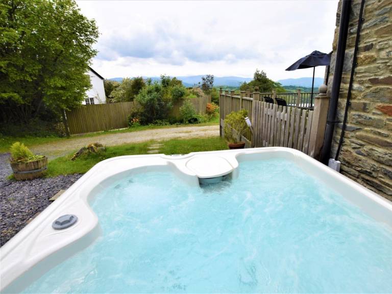 Fully equipped charming cottage with patio, garden & jacuzzi | Pets allowed — photo 3