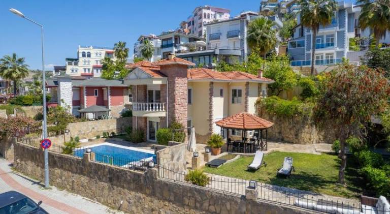 Villa with patio, garden & barbecue in Alanya
