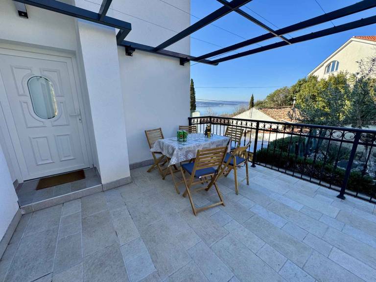 Holiday apartment with two bedrooms and balcony overlooking the sea — photo 4