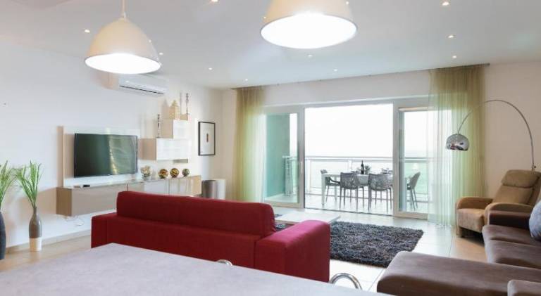 Luxury Seafront 3BR with Pool by Arco Collection — photo 2