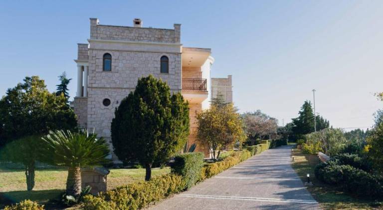 Villa with private pool, jacuzzi & yard in Aegina