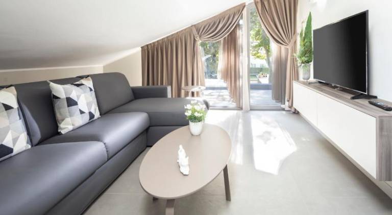 Holiday apartment with hot tub & pool — photo 2